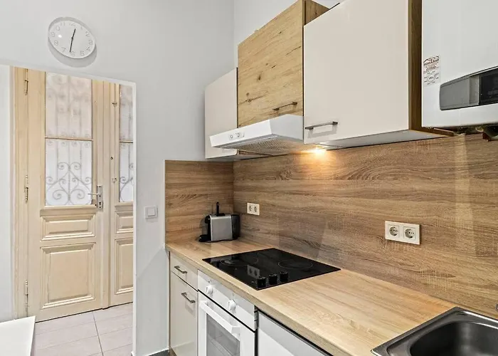 Modern Near Center 1br *