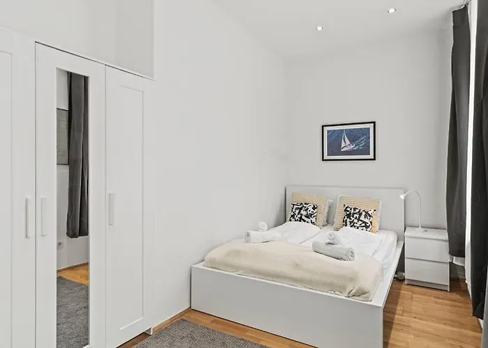 Modern Near Center 1br